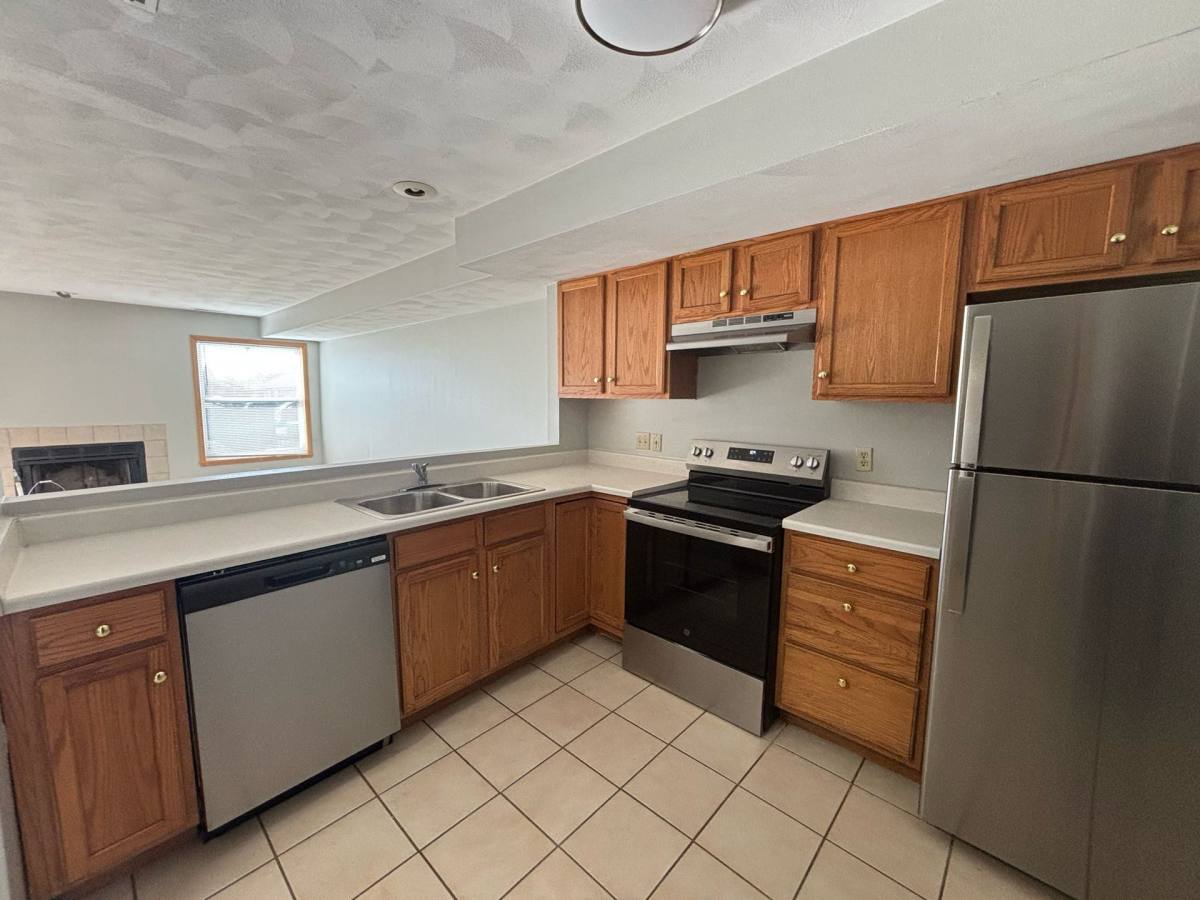 Townhouse for rent at 386 Amphitheater Dr, Rockford, IL 61107