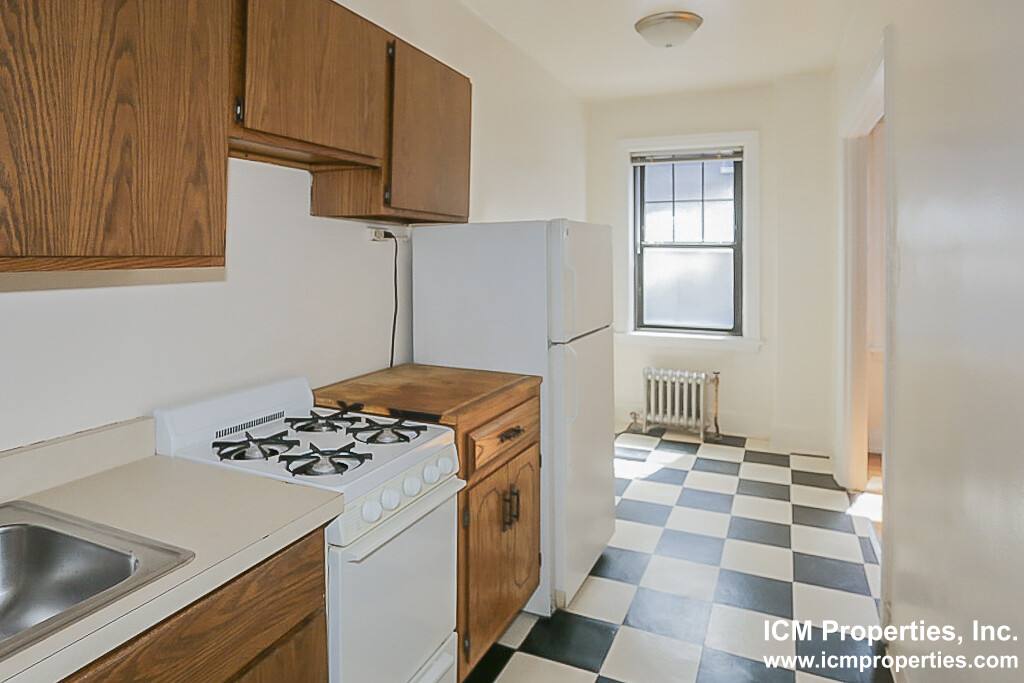 Apartment for rent at 540 W Briar Place #2C, Chicago, IL 60657
