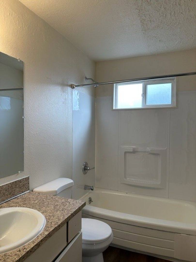 Apartment for rent at 1103 2nd St NW, Salem, OR 97304