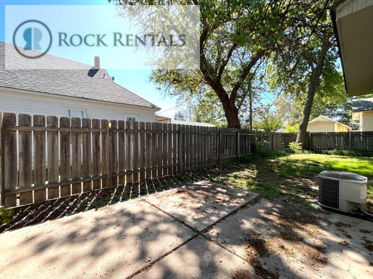 Townhouse for rent at 718 N Poplar St, Hutchinson, KS 67501