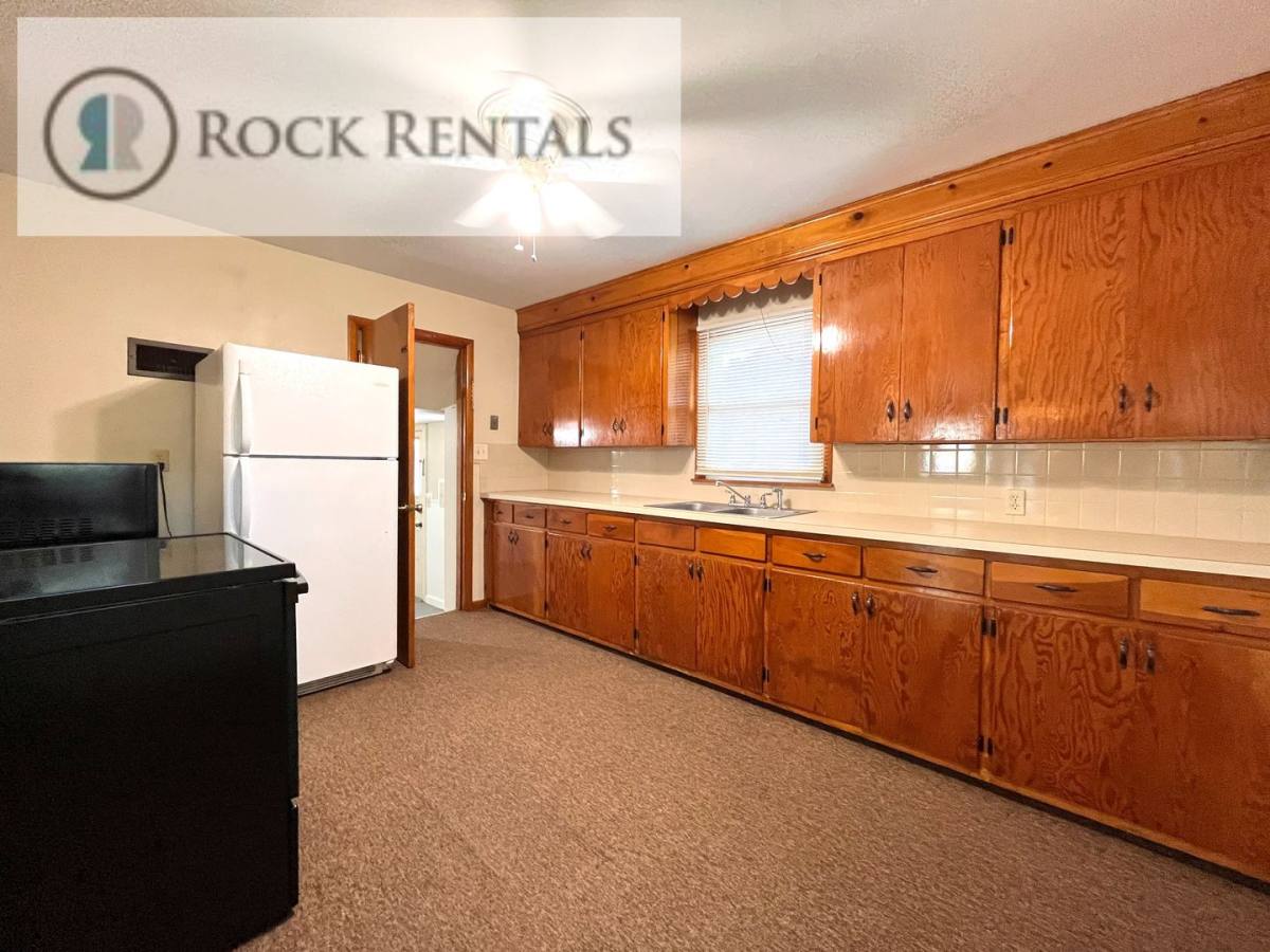 Townhouse for rent at 718 N Poplar St, Hutchinson, KS 67501