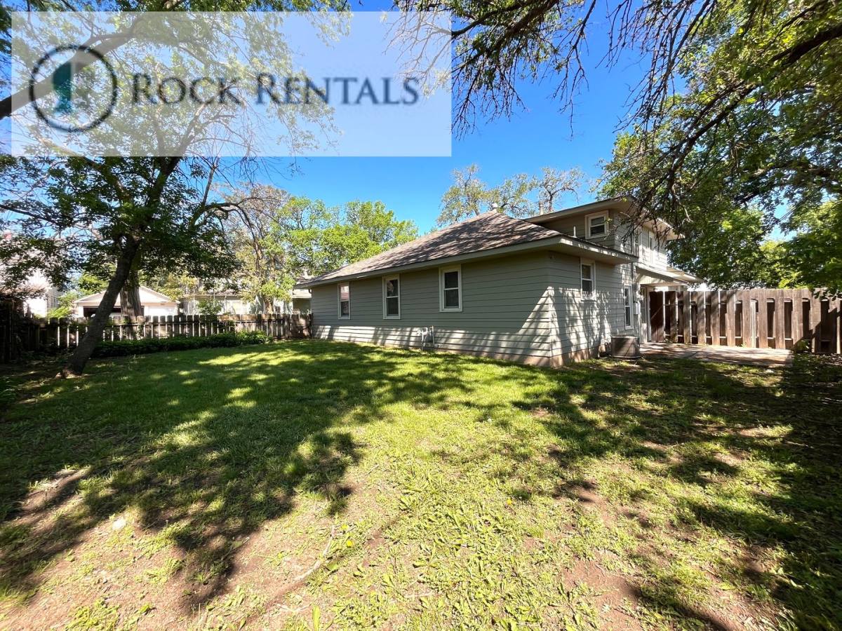 Townhouse for rent at 718 N Poplar St, Hutchinson, KS 67501