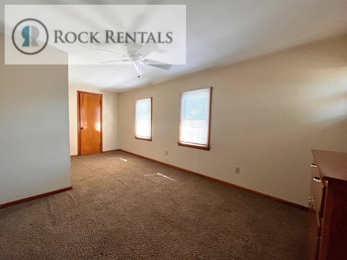 Townhouse for rent at 718 N Poplar St, Hutchinson, KS 67501