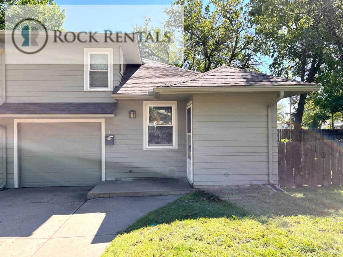 Townhouse for rent at 718 N Poplar St, Hutchinson, KS 67501