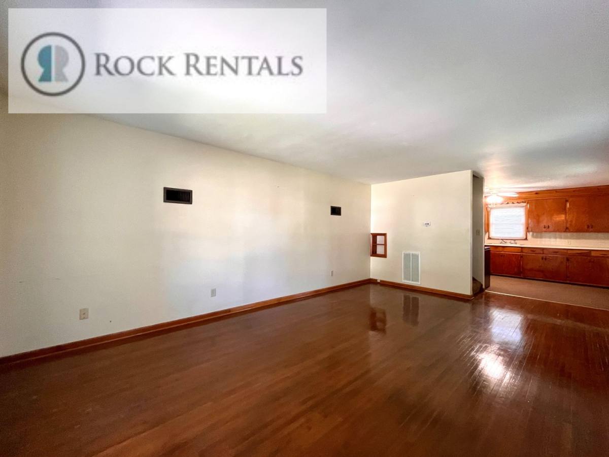 Townhouse for rent at 718 N Poplar St, Hutchinson, KS 67501
