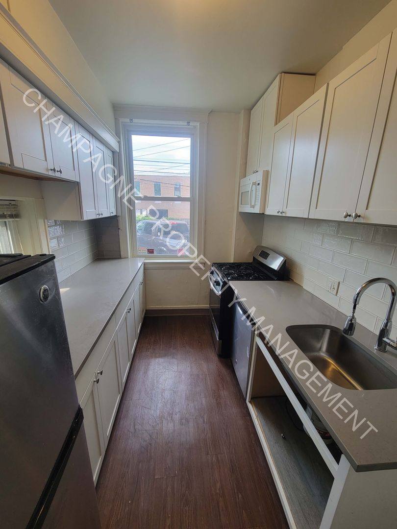 Apartment for rent at 618 620 W, Kansas City, MO 64111