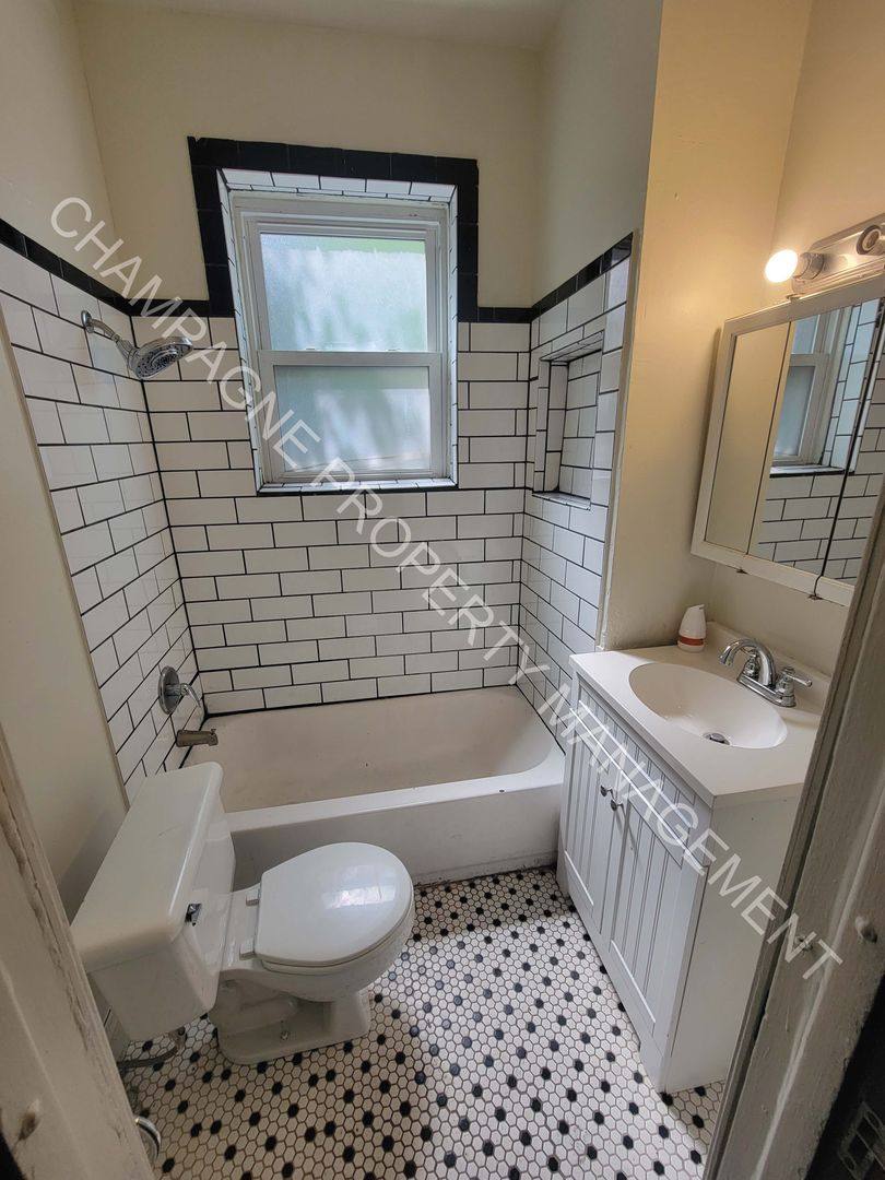 Apartment for rent at 618 620 W, Kansas City, MO 64111