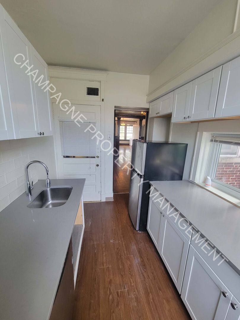 Apartment for rent at 618 620 W, Kansas City, MO 64111