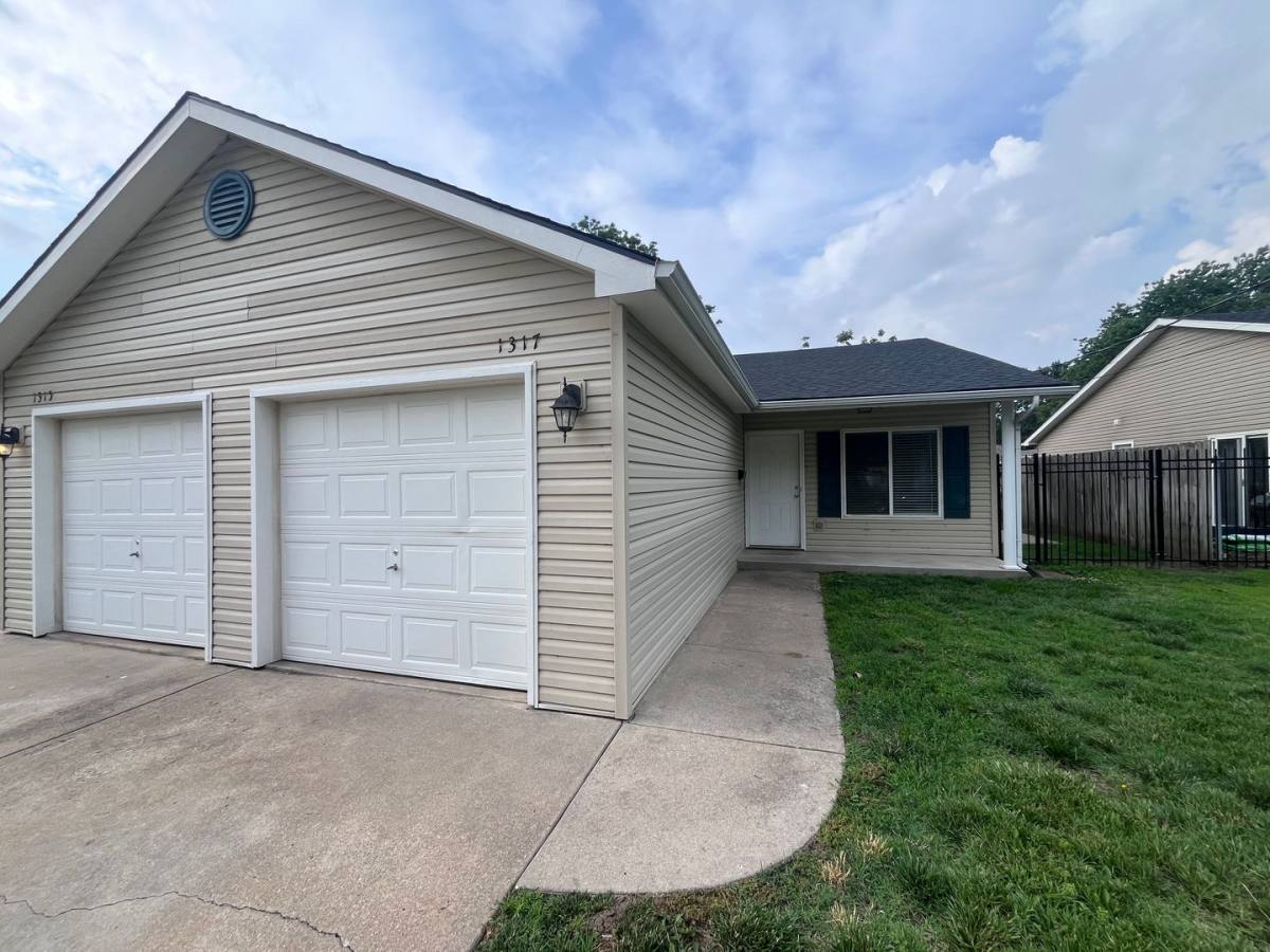 Apartment for rent at 1309-1323 W Lotus, Wichita, KS 67213