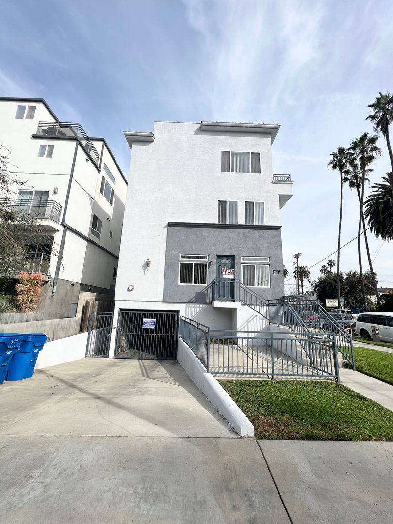 Townhouse for rent at 3686 Keystone Ave, Los Angeles, CA 90034