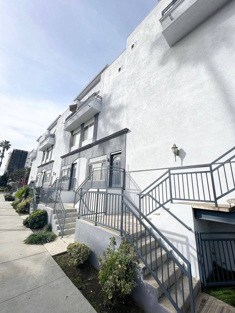 Townhouse for rent at 3686 Keystone Ave, Los Angeles, CA 90034