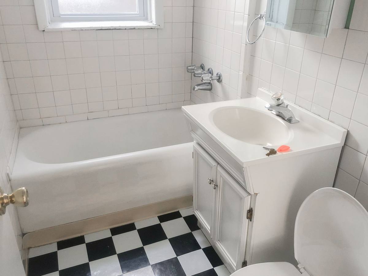 Apartment for rent at 35275 N Broadway St #2E, Chicago, IL 60657