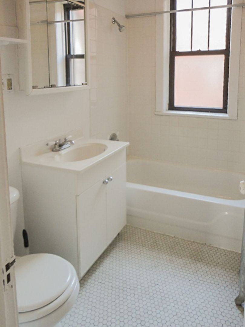 Apartment for rent at 3933 N Keeler Ave #2E, Chicago, IL 60641