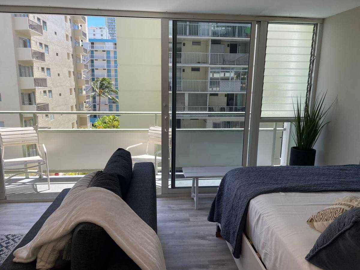 Apartment for rent at 445 Kaiolu St, Honolulu, HI 96815