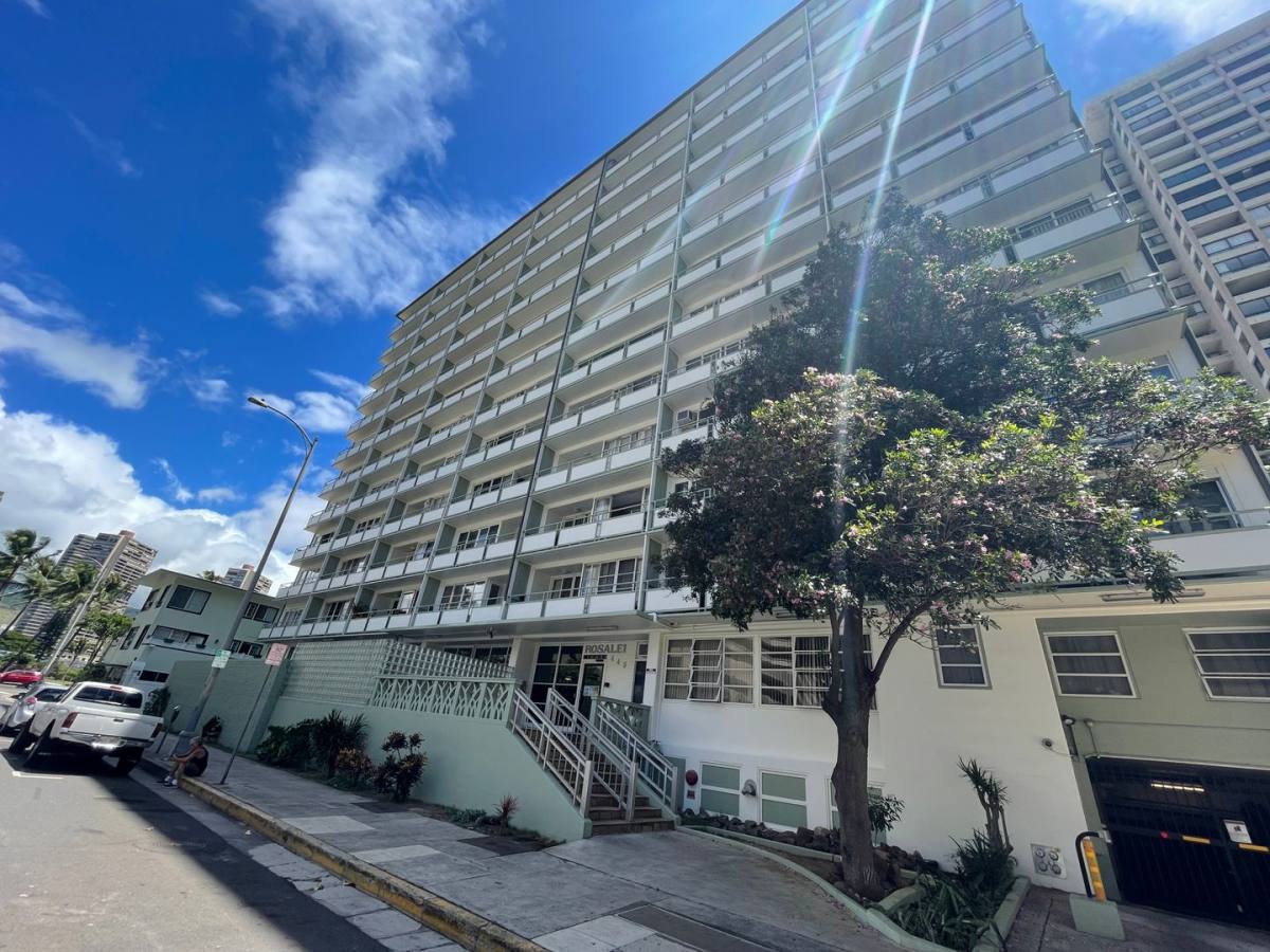 Apartment for rent at 445 Kaiolu St, Honolulu, HI 96815