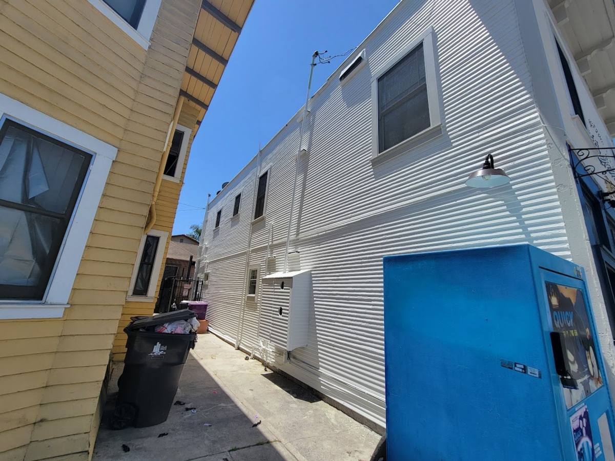Apartment for rent at 344-346 W 8th St, Long Beach, CA 90813
