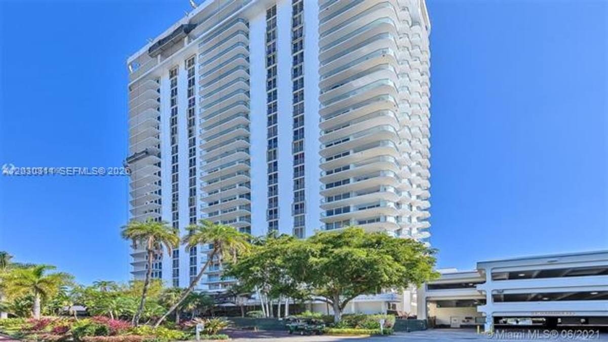 Apartment for rent at 19707 Turnberry Way, Miami, FL 33180