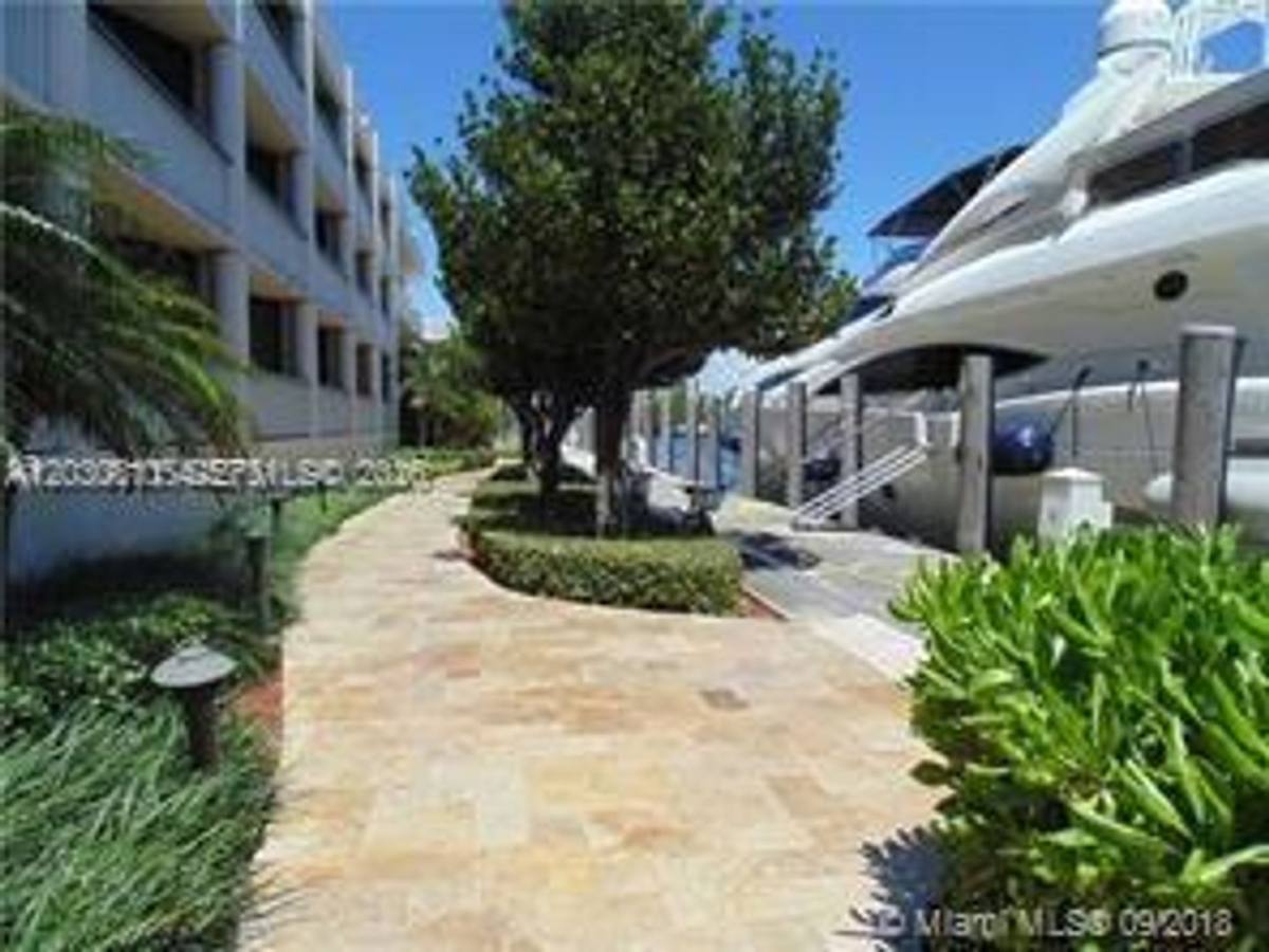 Apartment for rent at 19707 Turnberry Way, Miami, FL 33180