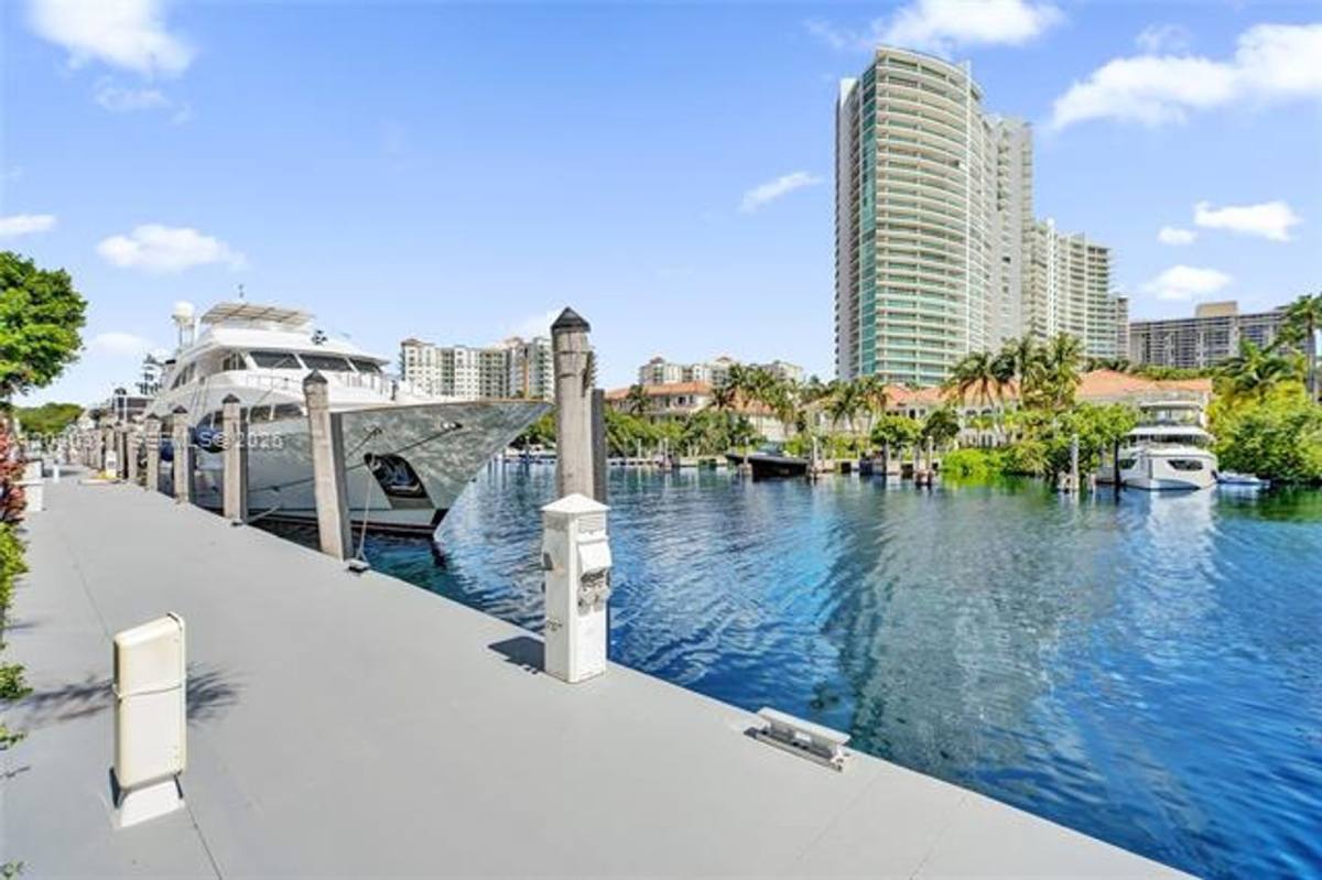 Apartment for rent at 19707 Turnberry Way, Miami, FL 33180