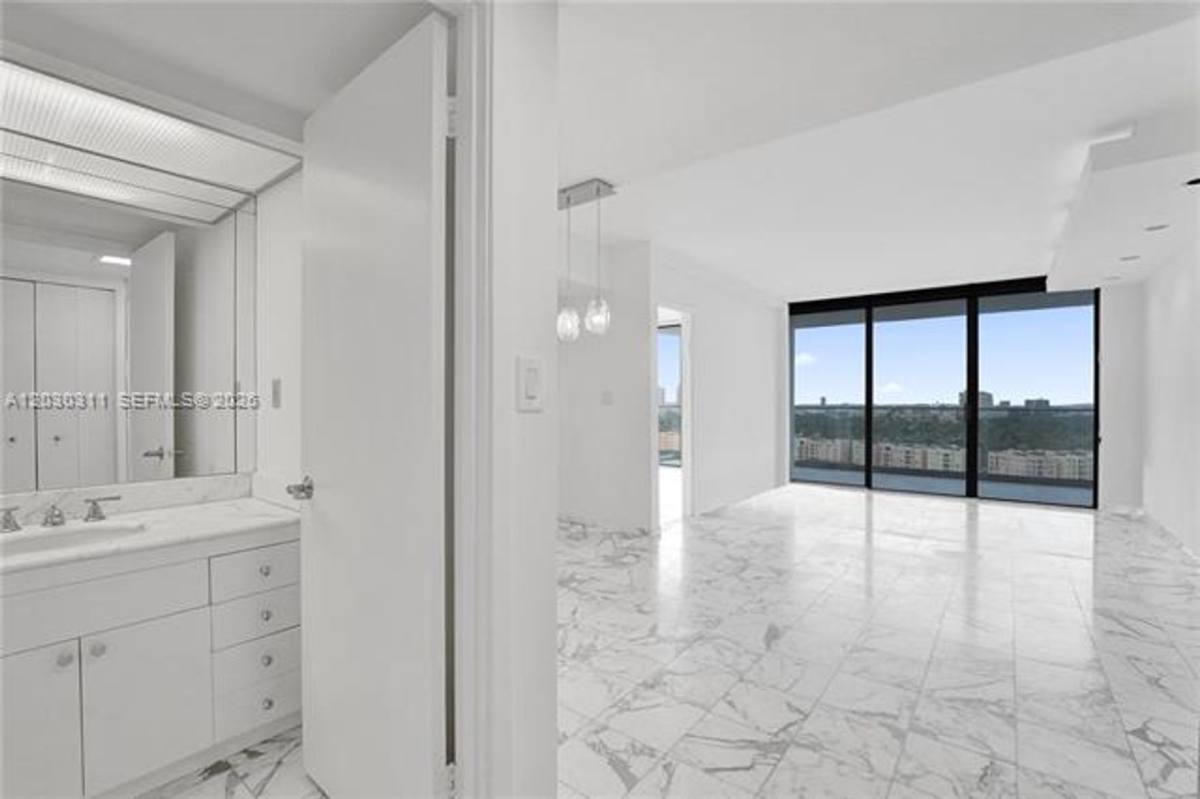 Apartment for rent at 19707 Turnberry Way, Miami, FL 33180