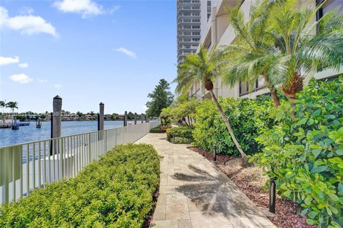 Apartment for rent at 19707 Turnberry Way, Miami, FL 33180