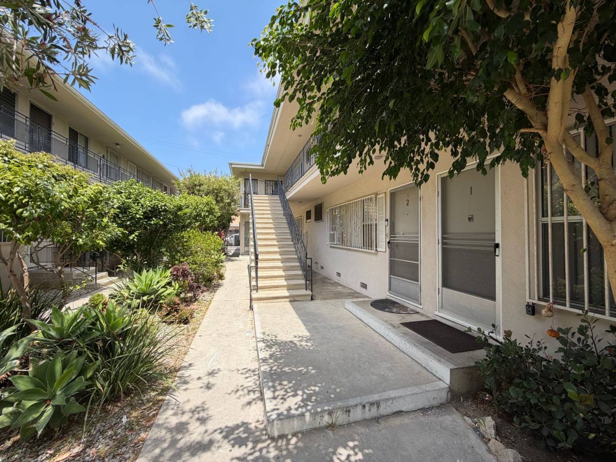 Apartment for rent at 3666 Vinton Ave, Los Angeles, CA 90034
