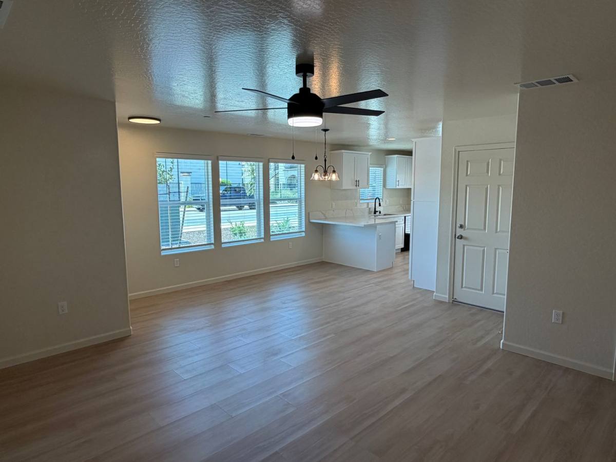 Apartment for rent at 1096 Glass Ave, Tulare, CA 93274