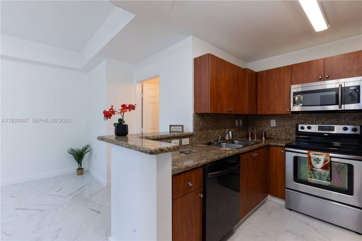 Townhouse for rent at 1009 SW 144th Ave, Hollywood, FL 33027