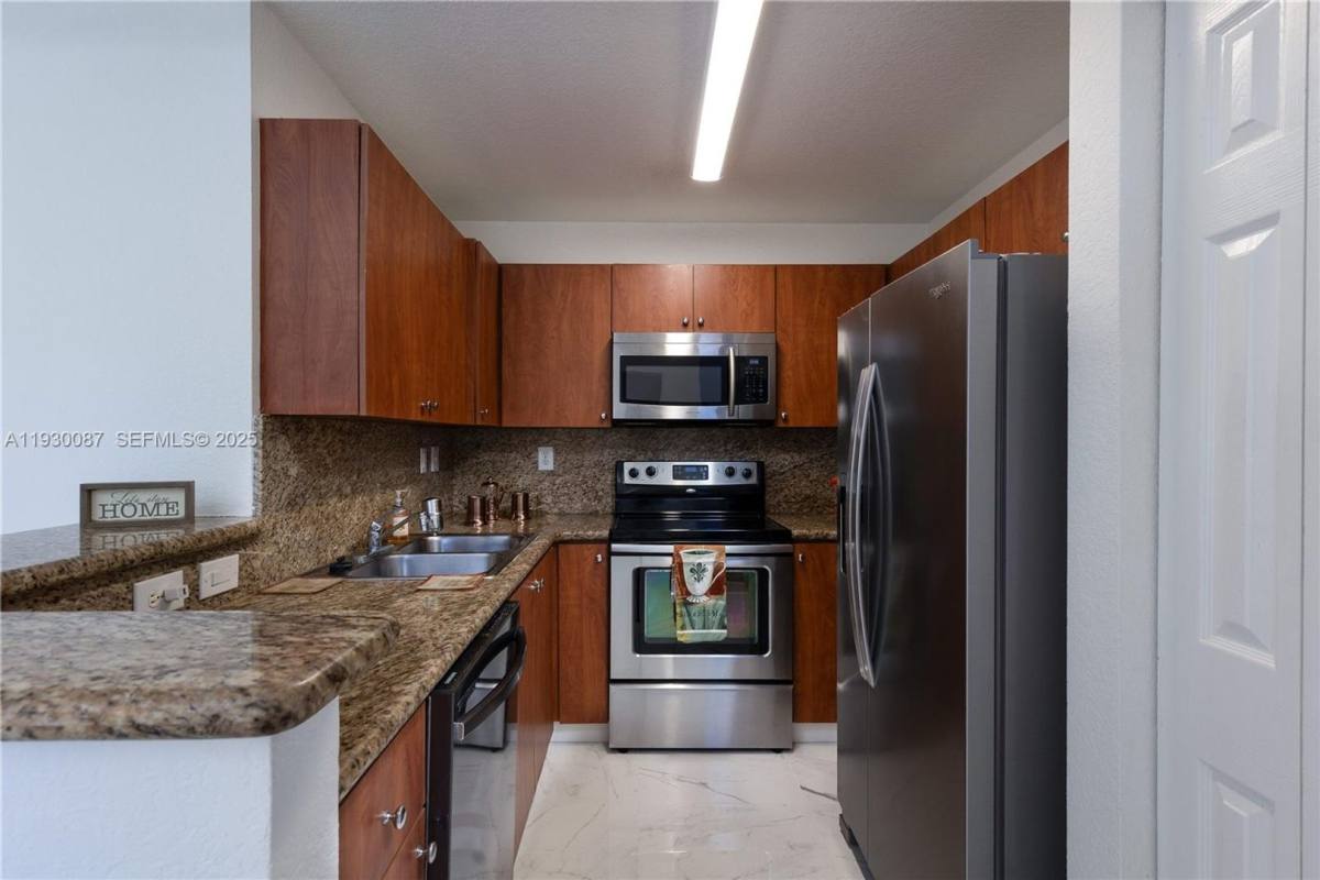 Townhouse for rent at 1009 SW 144th Ave, Hollywood, FL 33027