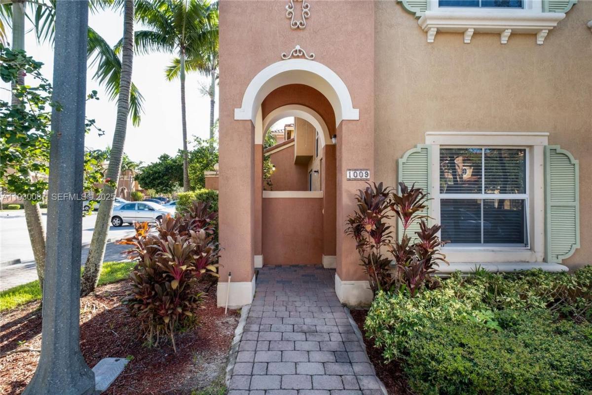 Townhouse for rent at 1009 SW 144th Ave, Hollywood, FL 33027