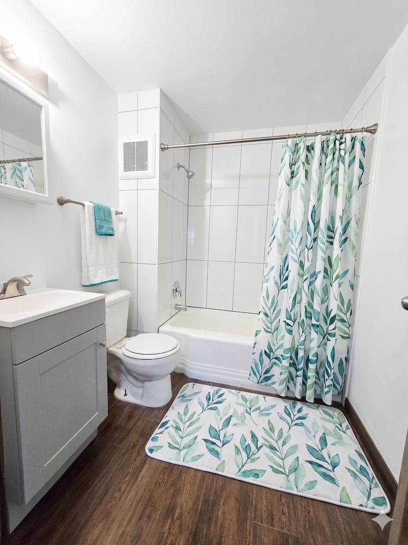 Apartment for rent at 725 - 727 W, Waterloo, IA 50702