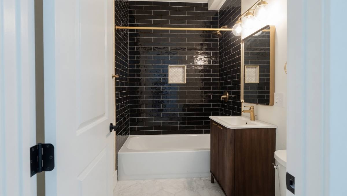 Apartment for rent at 944 N Damen Ave #2F, Chicago, IL 60622
