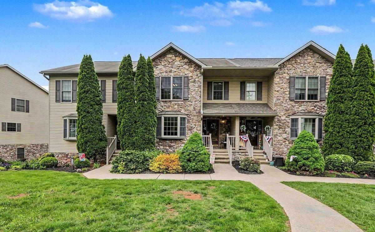 Townhouse for rent at 1212 Overlook Rd, Middletown, PA 17057