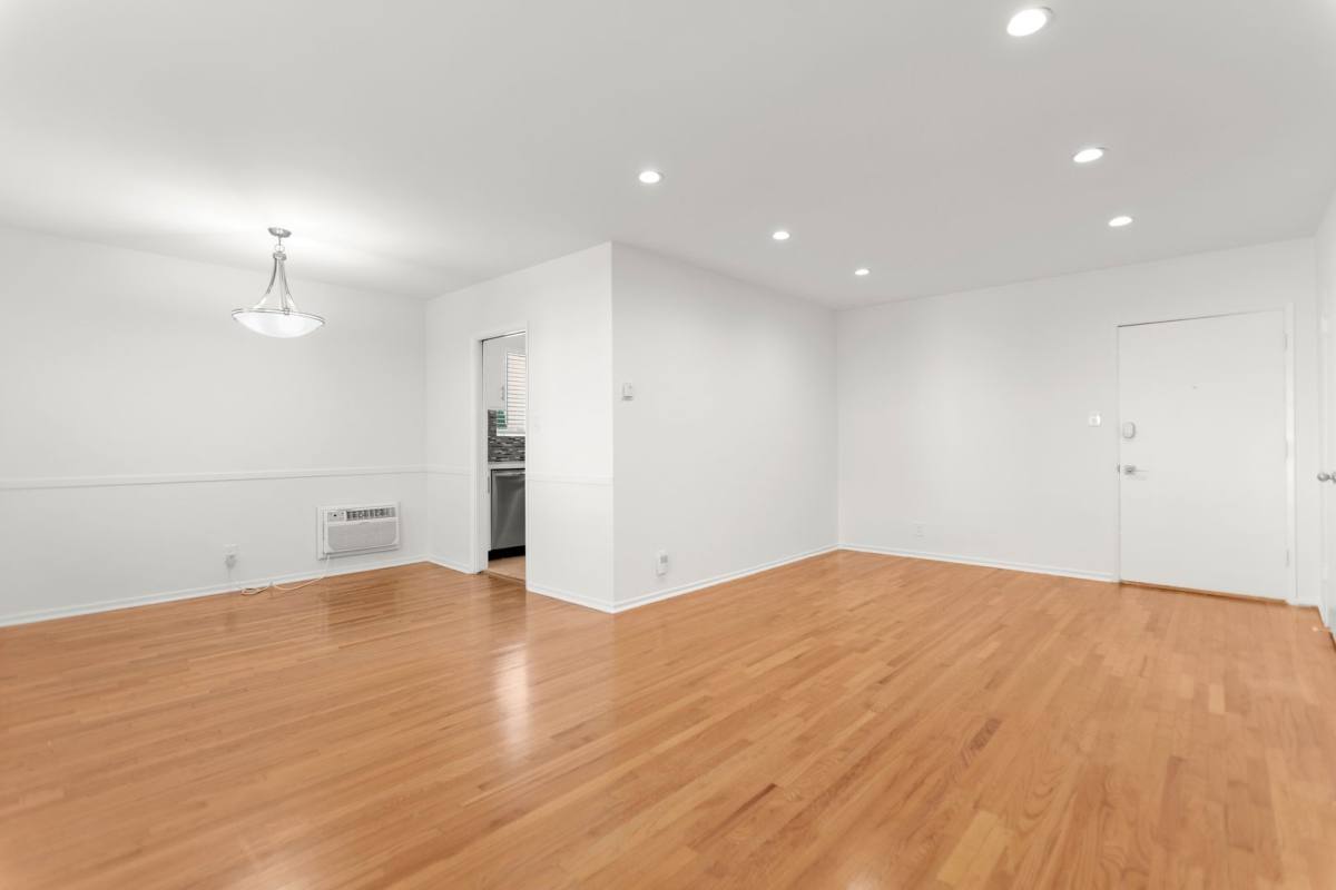 Apartment for rent at 325 S Rexford Dr, Beverly Hills, CA 90212
