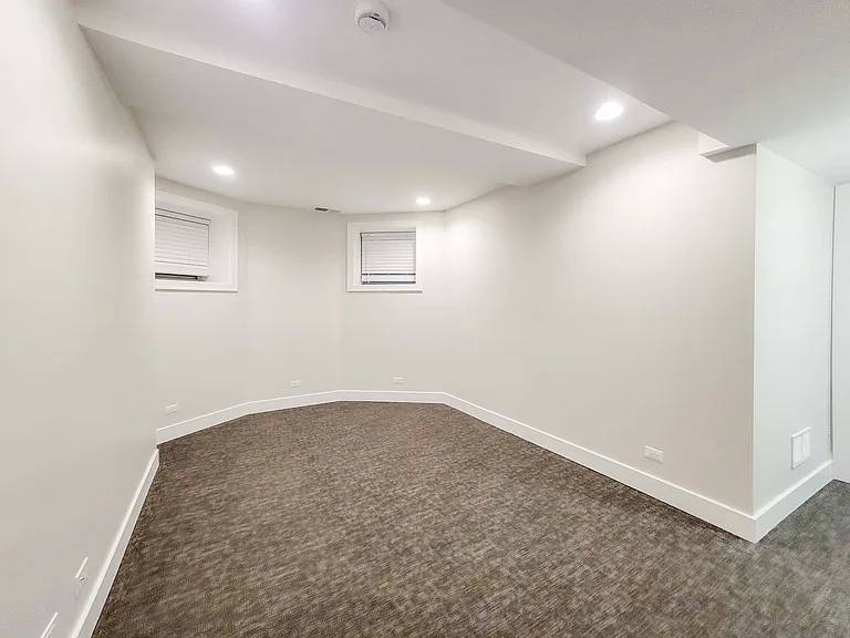 Apartment for rent at 847 W Wellington Ave #G, Chicago, IL 60657