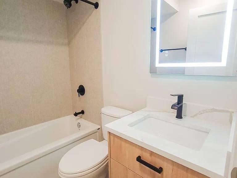 Apartment for rent at 847 W Wellington Ave #G, Chicago, IL 60657
