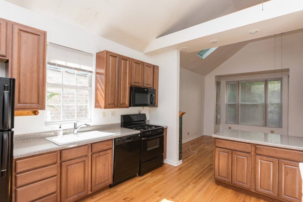 Apartment for rent at 1043 W Grace St #CH, Chicago, IL 60613