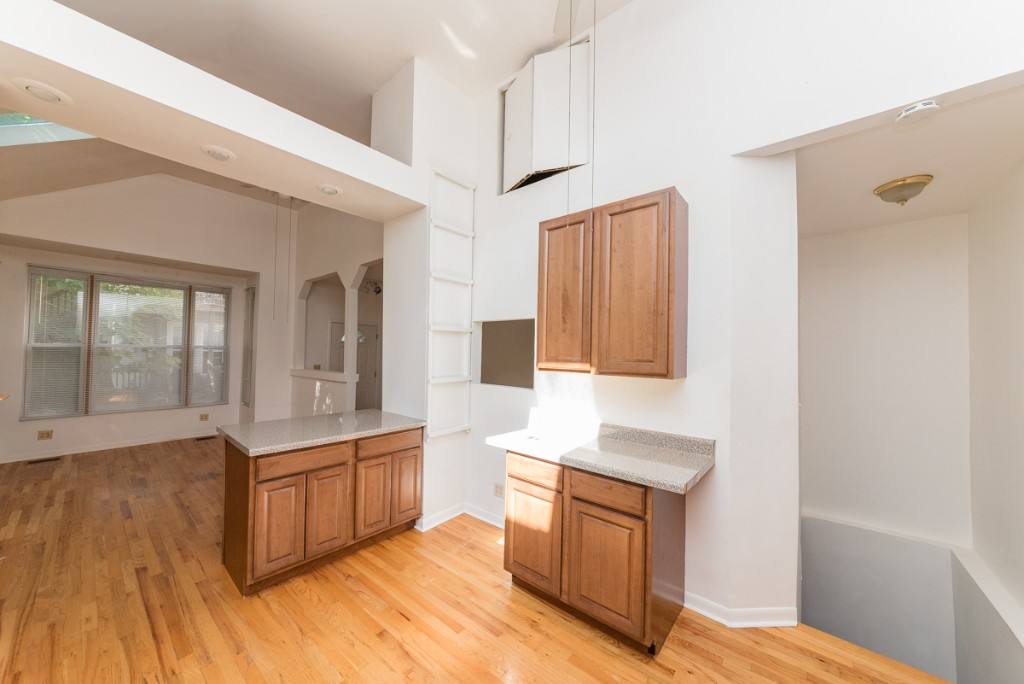 Apartment for rent at 1043 W Grace St #CH, Chicago, IL 60613
