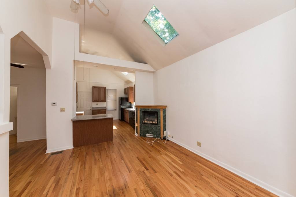 Apartment for rent at 1043 W Grace St #CH, Chicago, IL 60613
