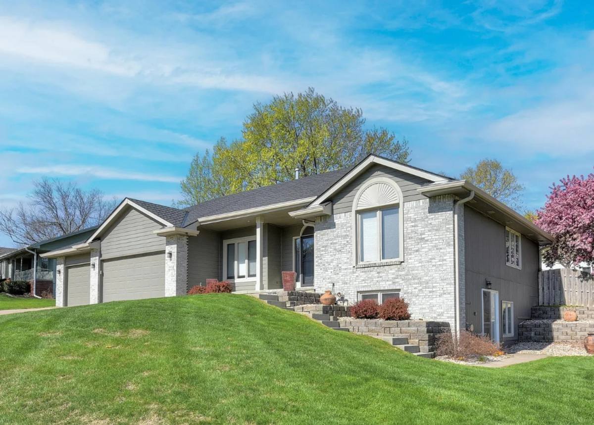 House for rent at 1802 Barrington Parkway, Papillion, NE 68046