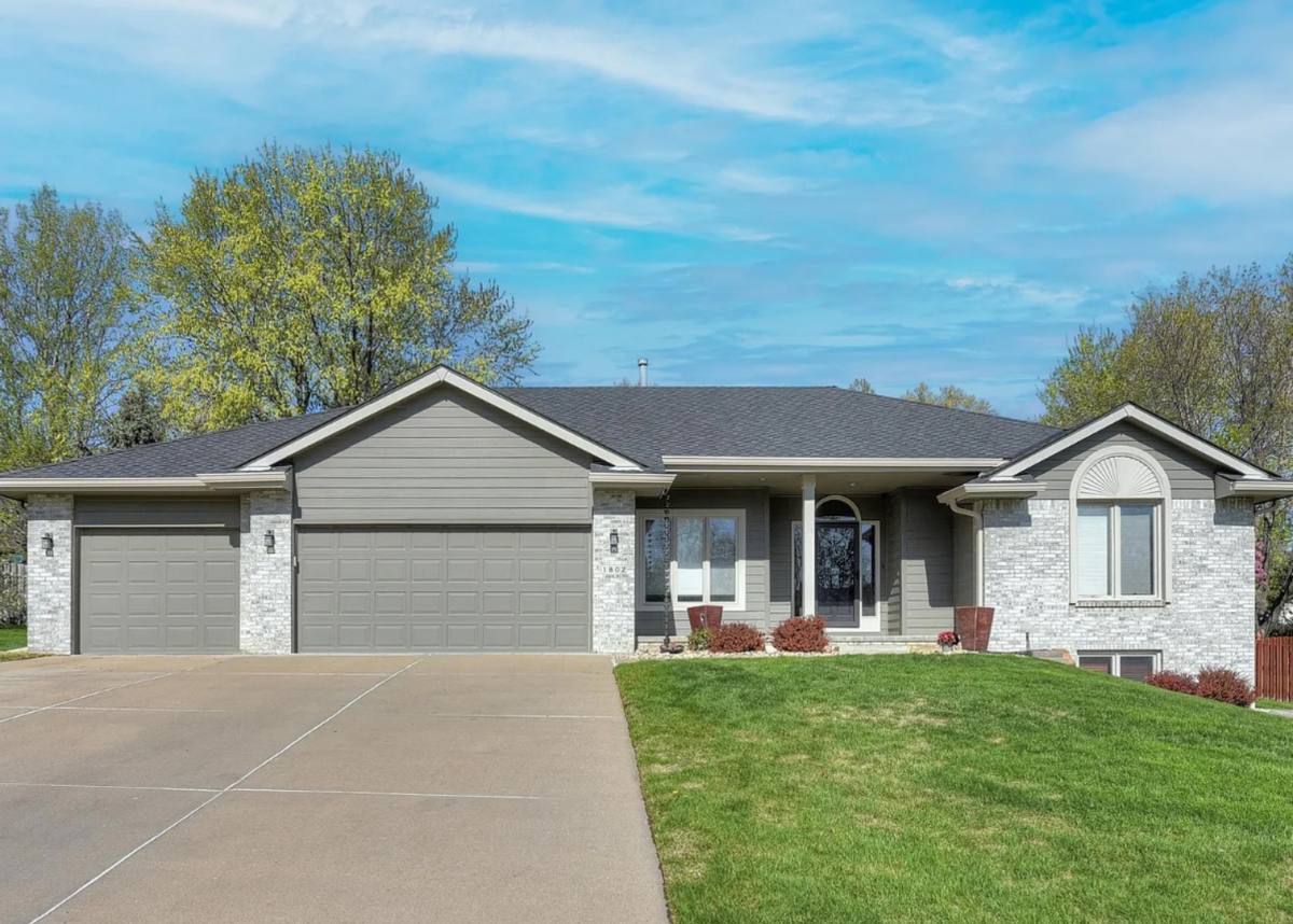 House for rent at 1802 Barrington Parkway, Papillion, NE 68046