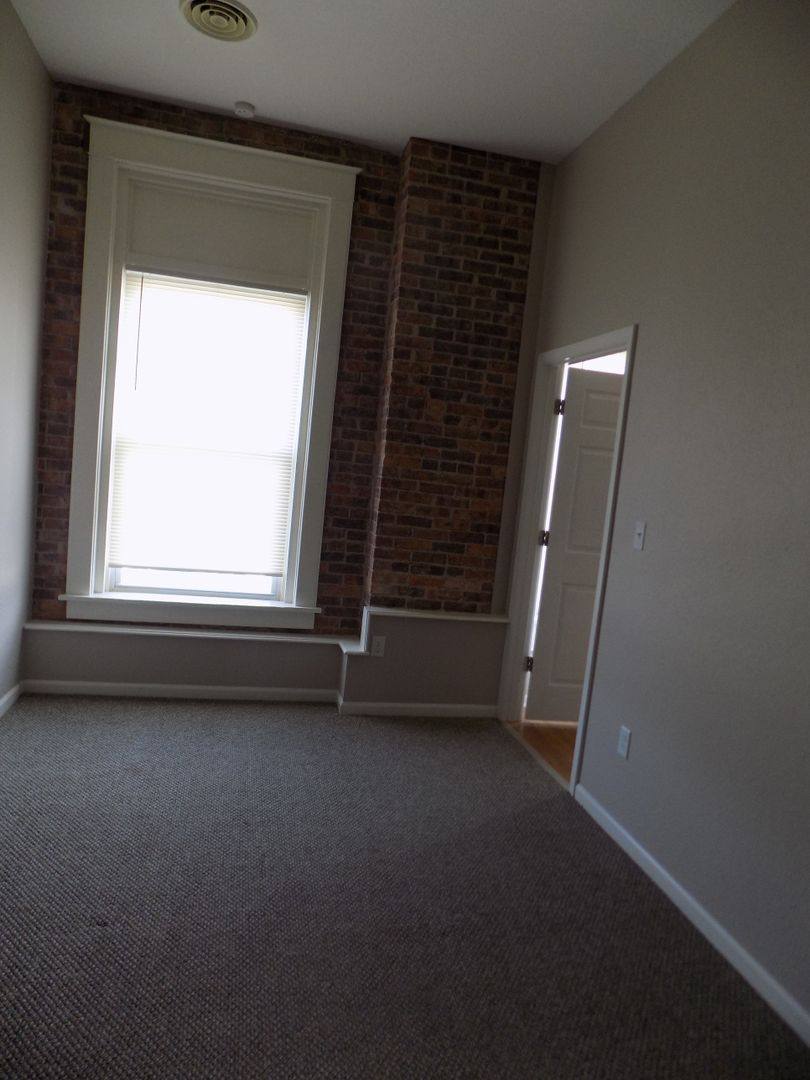 Apartment for rent at 121 W Broadway, Fairfield, IA 52556