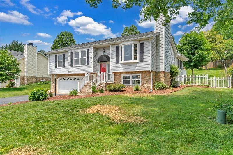 House for rent at 1905 Summerfield Dr, Roanoke, VA 24012