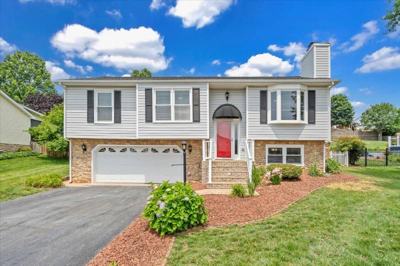 House for rent at 1905 Summerfield Dr, Roanoke, VA 24012