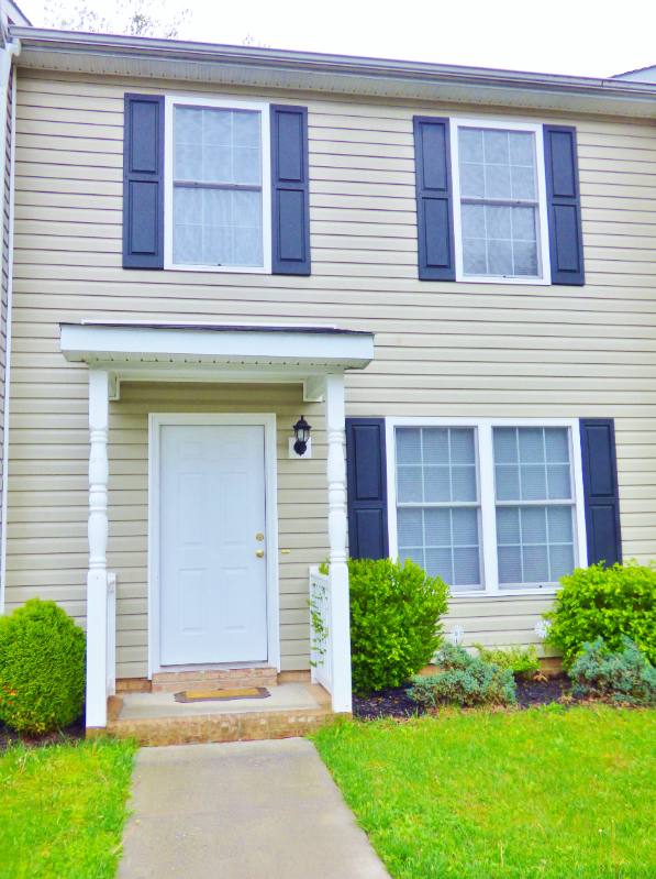 Townhouse for rent at 103 12th St #B, Grottoes, VA 24441