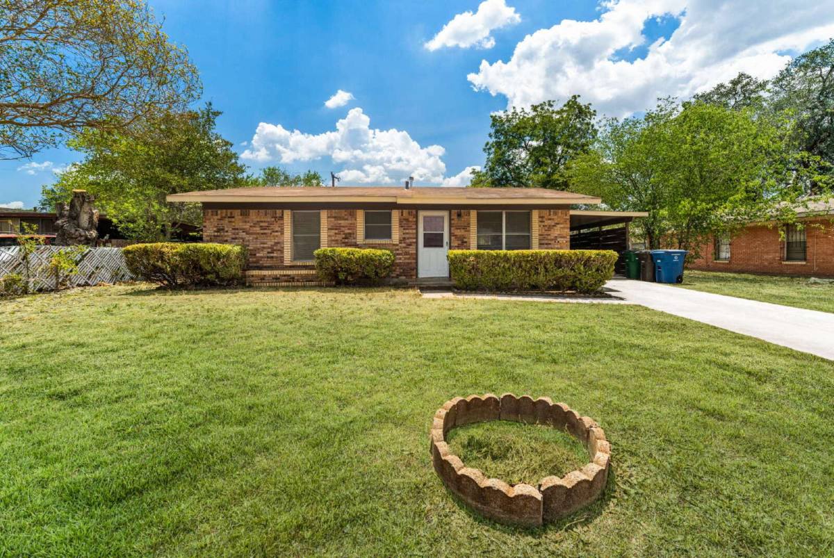 House for rent at 218 E Villaret Blvd, San Antonio, TX 78221