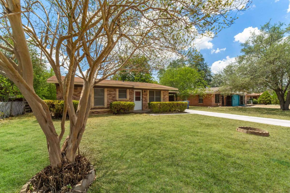 House for rent at 218 E Villaret Blvd, San Antonio, TX 78221