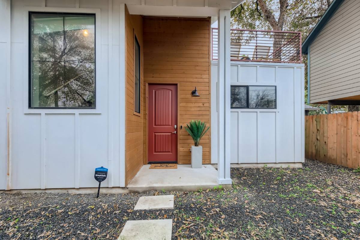 Townhouse for rent at 904 E 2nd St #B, Austin, TX 78702