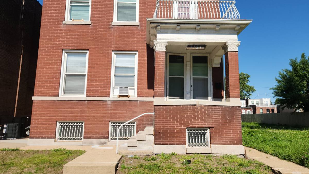 Townhouse for rent at 3721 Iowa Ave, Saint Louis, MO 63118