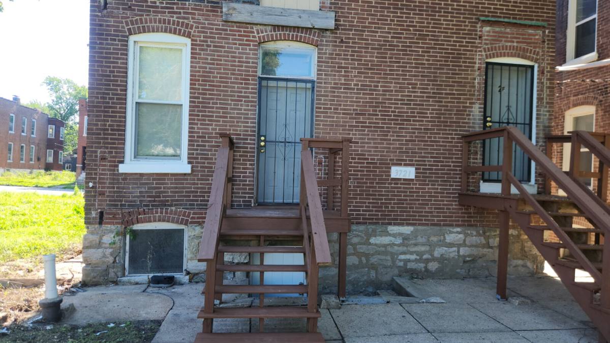 Townhouse for rent at 3721 Iowa Ave, Saint Louis, MO 63118